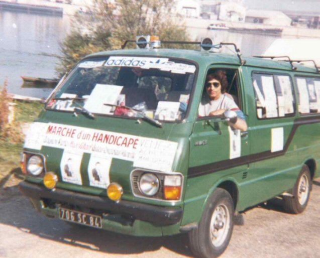 Mon ami Tony Achard avec le camion qui tracte la caravane de repos